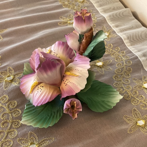 Vintage Capodimonte Orchid Iris Porcelain Flower with 3 Buds Made in Italy - Picture 4 of 10